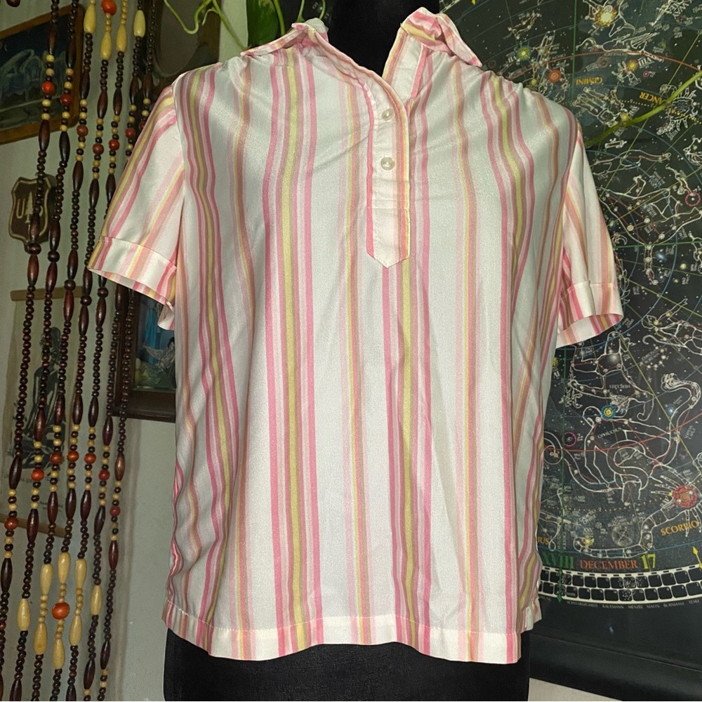 VTG Ship’ n Shore Nylon Blouse. Size 12. USA. Machine Wash. 3/4 Button up.